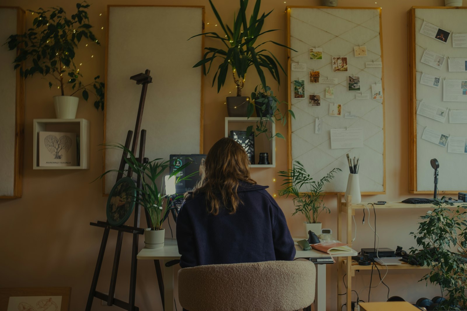 Espace de travail chaleureux avec ordinateur portable et plantes, ambiance calme et organisée