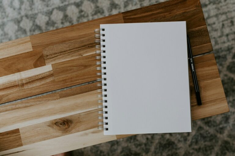 Carnet à spirale ouvert sur un bureau en bois, symbole de to-do liste et de priorisation