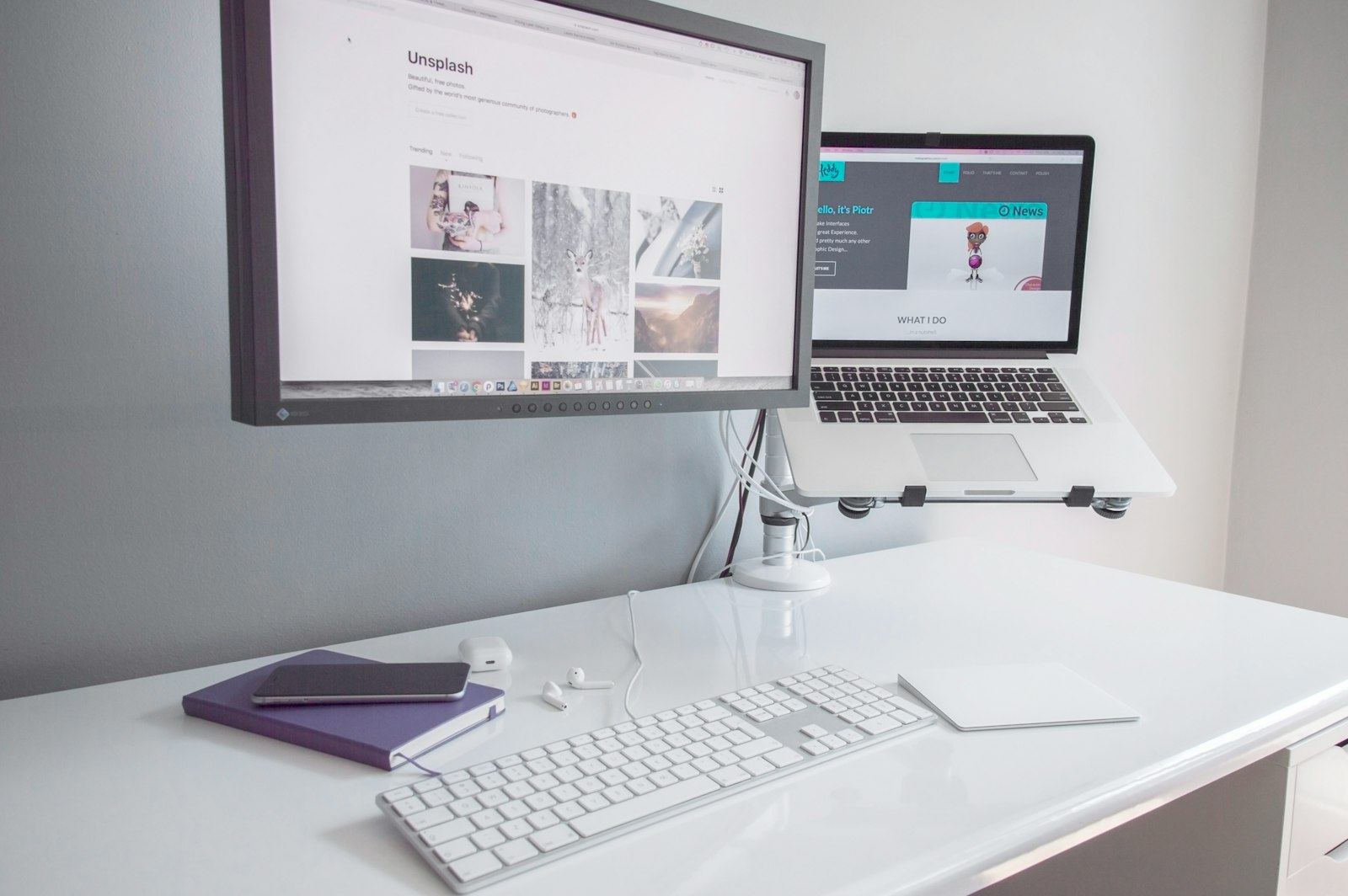 Bureau de travail minimaliste avec ordinateur, évoquant un système simple et organisé pour une solopreneure