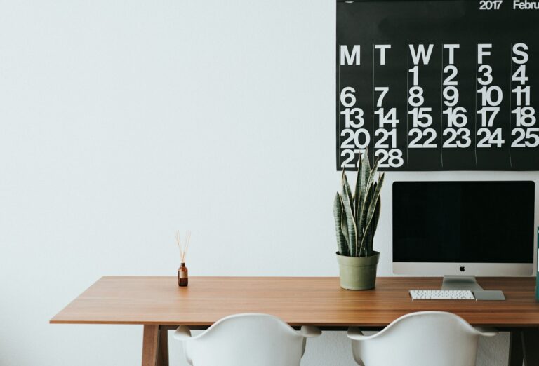 Bureau minimaliste symbolisant un système business simple et fluide