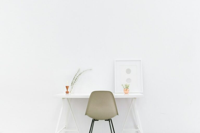 Table en bois blanc épurée, image symbolisant la simplification avant l'automatisation du business