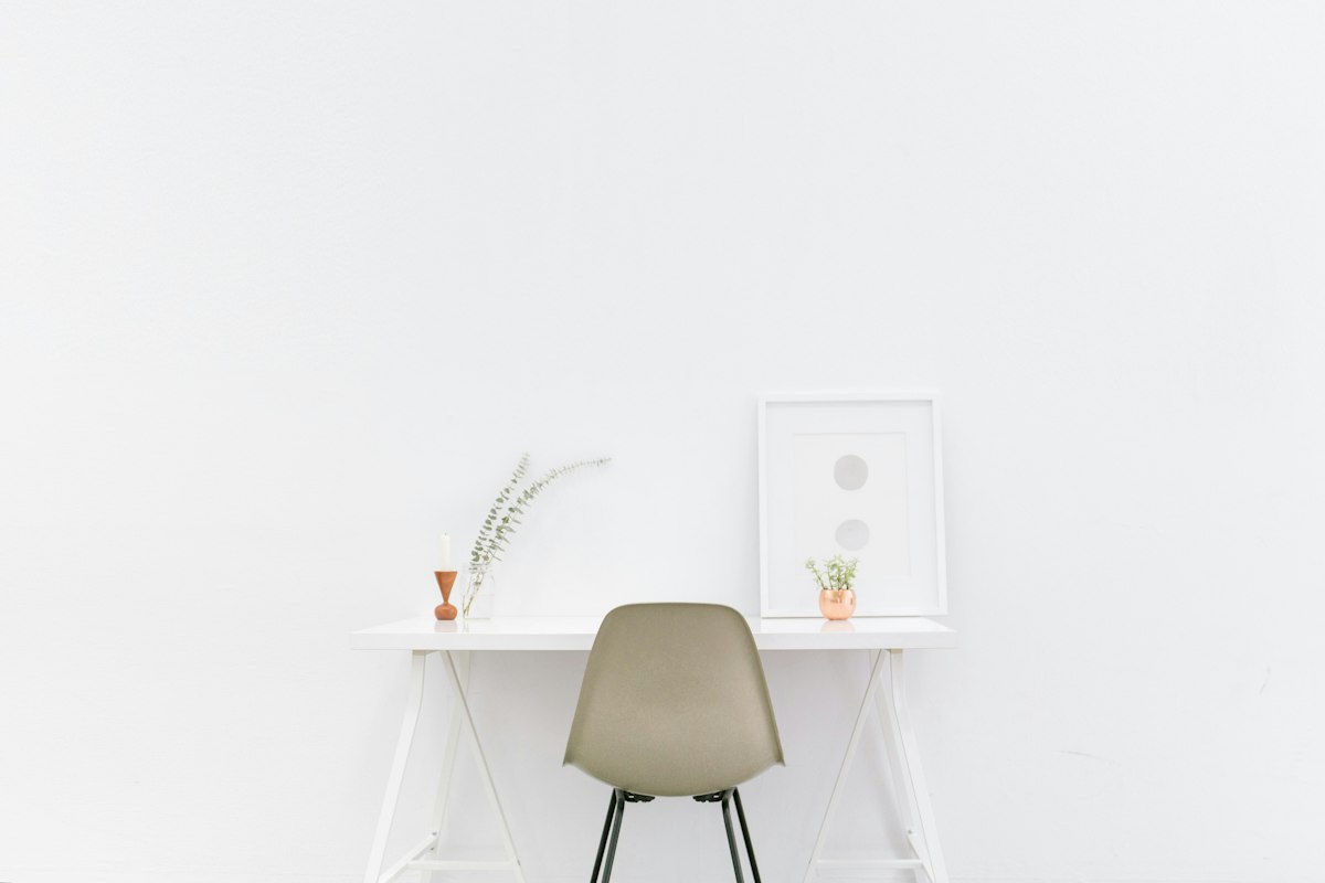 Table en bois blanc épurée, image symbolisant la simplification avant l'automatisation du business